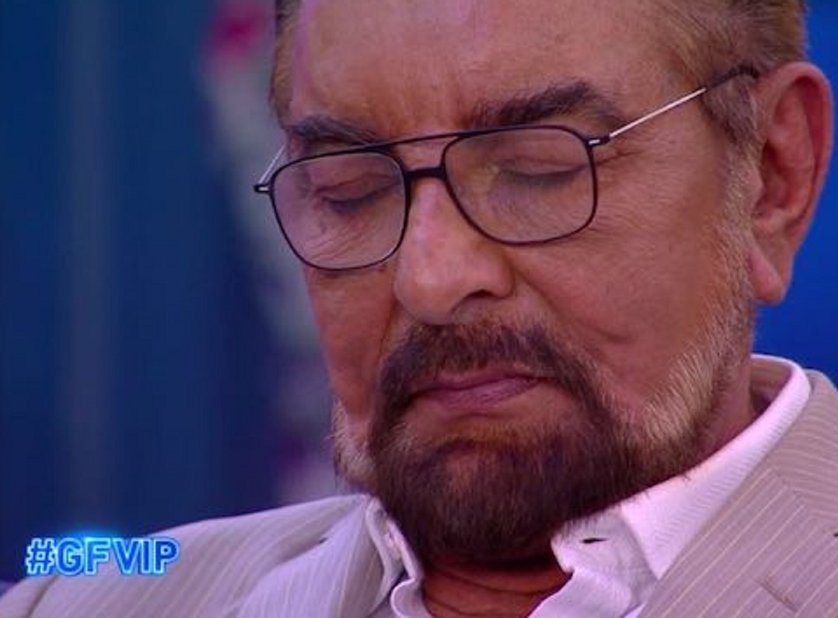 Kabir Bedi GF Vip beccato telecamere pisolino diretta tv