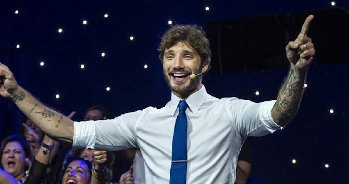 Stefano De Martino foto nudo vasca