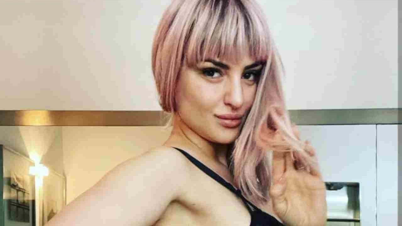 arisa mostra lato b cantante mascherato