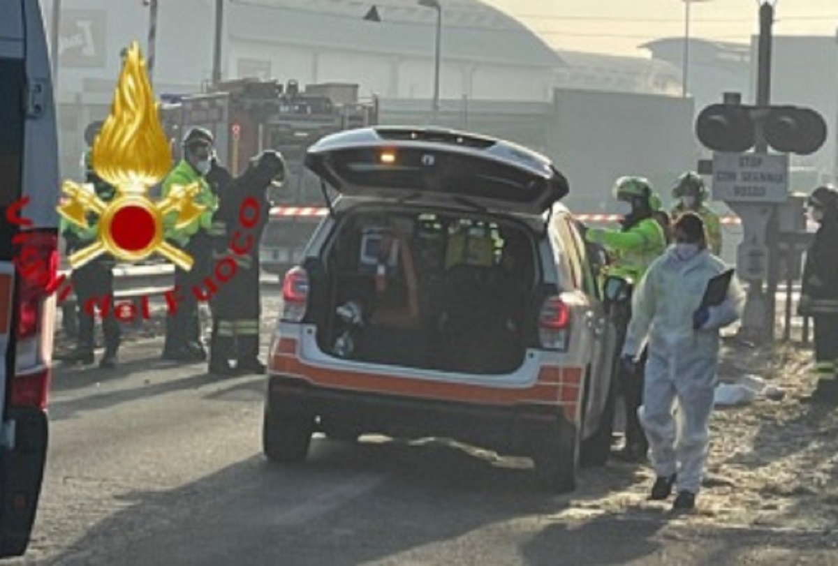 Erba incidente auto treno uomo 57 anni morto