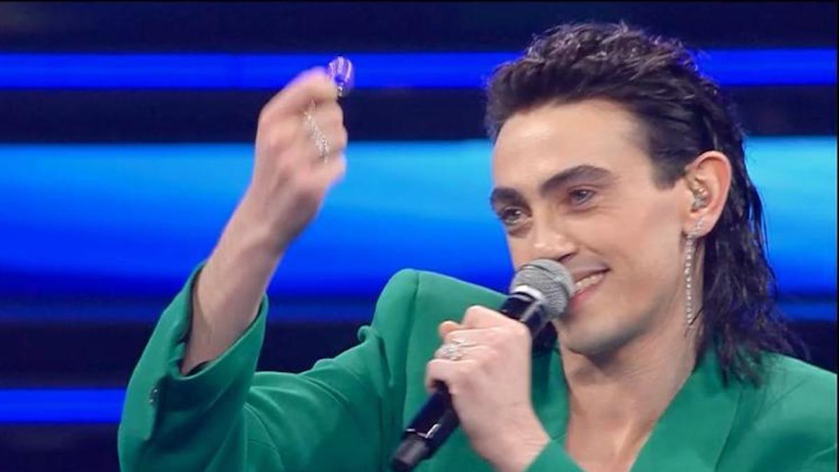 Sanremo 2022, Michele Bravi sul palco di Sanremo con le fedi dei nonni