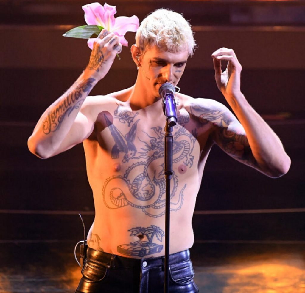 Sanremo 2022 Achille Lauro gesto bicchiere motivo