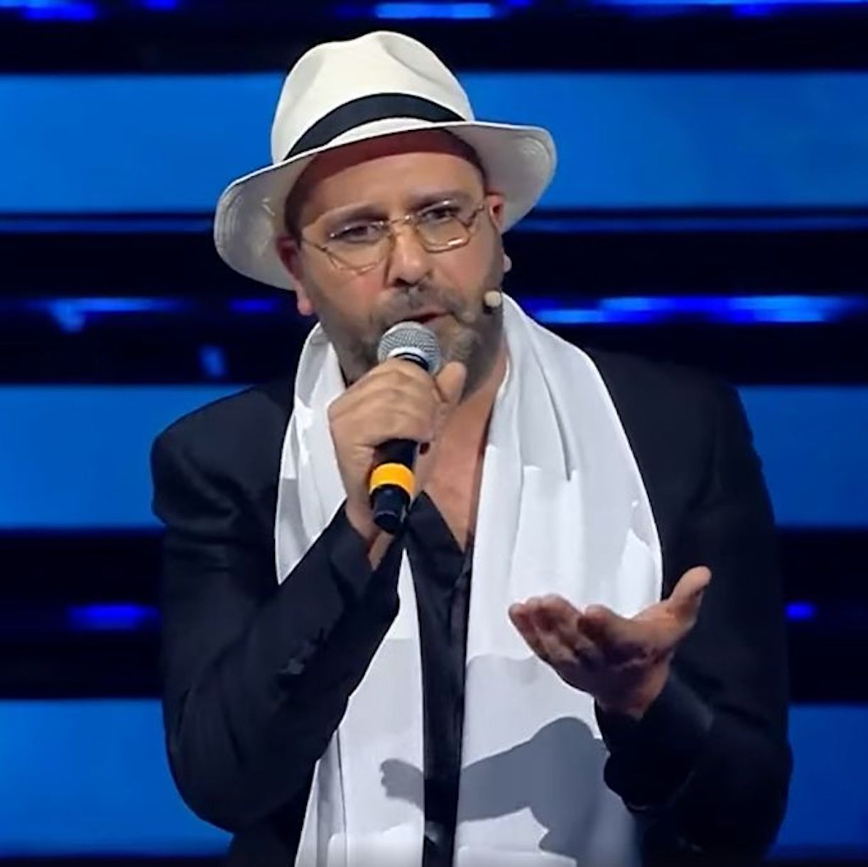 Checco Zalone finto virologo Sanremo Matteo Bassetti
