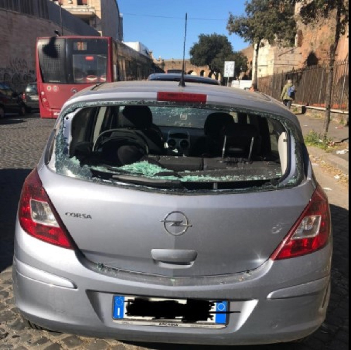 Roma 23 auto danneggiate uomo ghanese follia