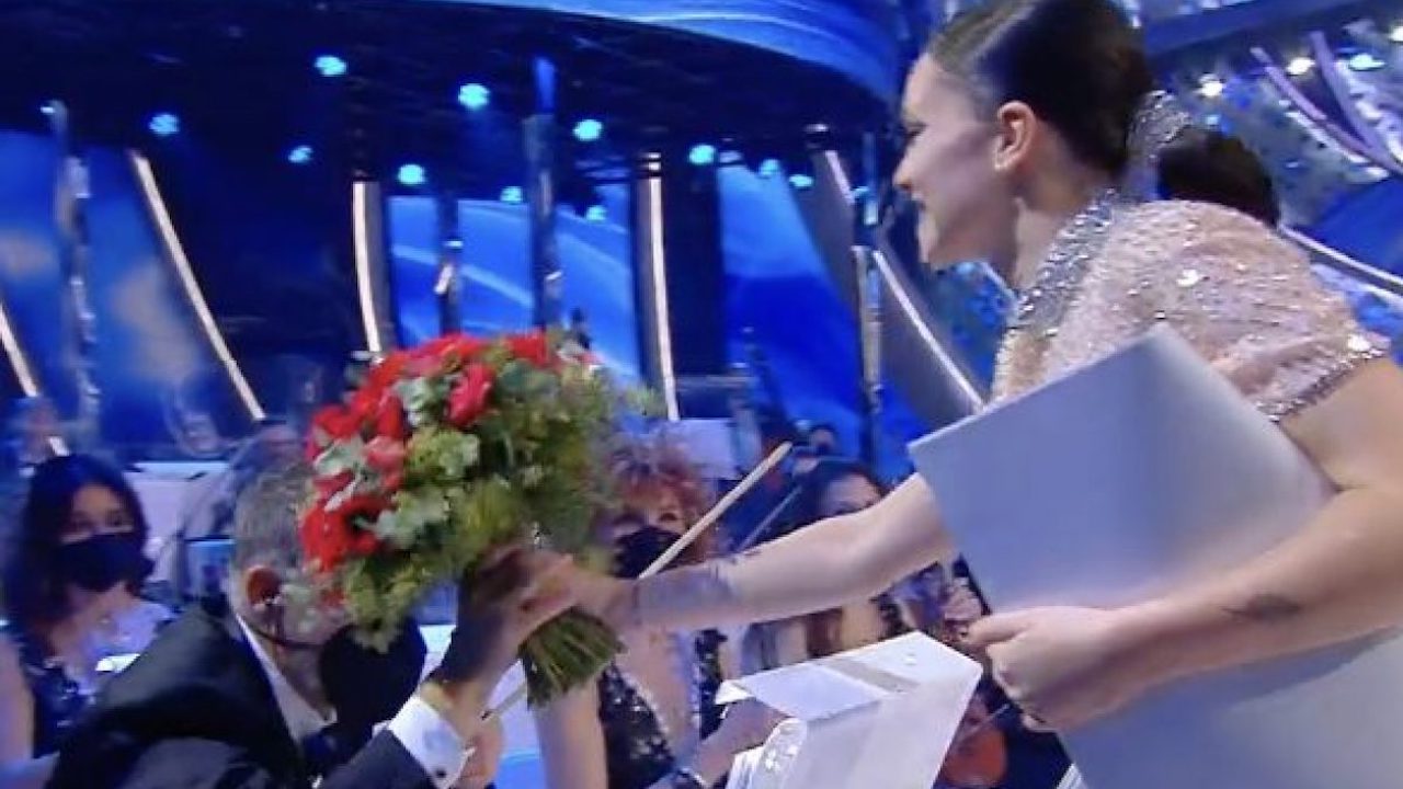 Francesca Michielin gesto fiori sanremo 2022