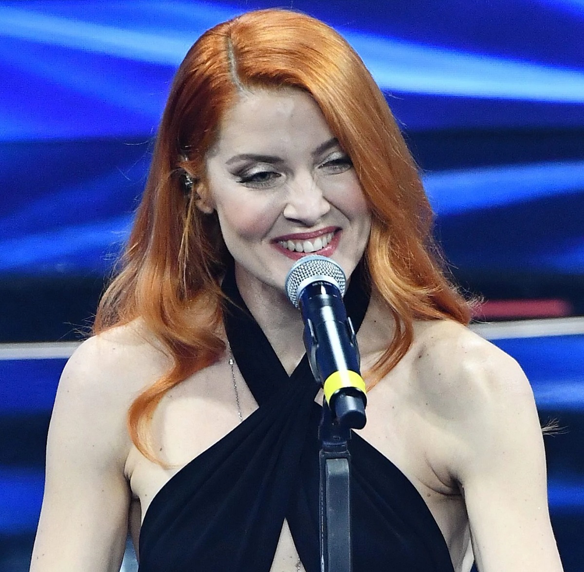 Sanremo 2022 Noemi vestito ombelico omaggio Anna Oxa