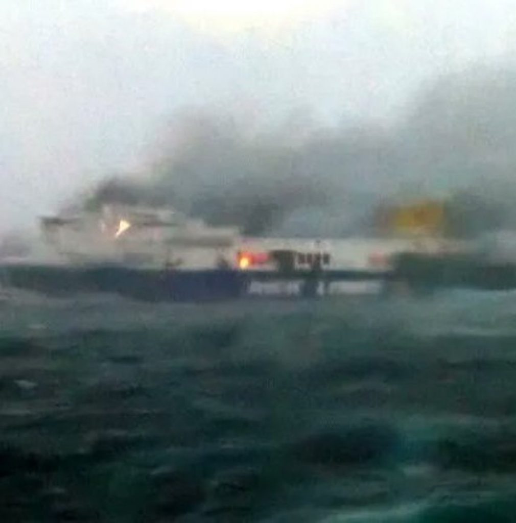 traghetto euroferry brindisi incendio a bordo tutti salvi