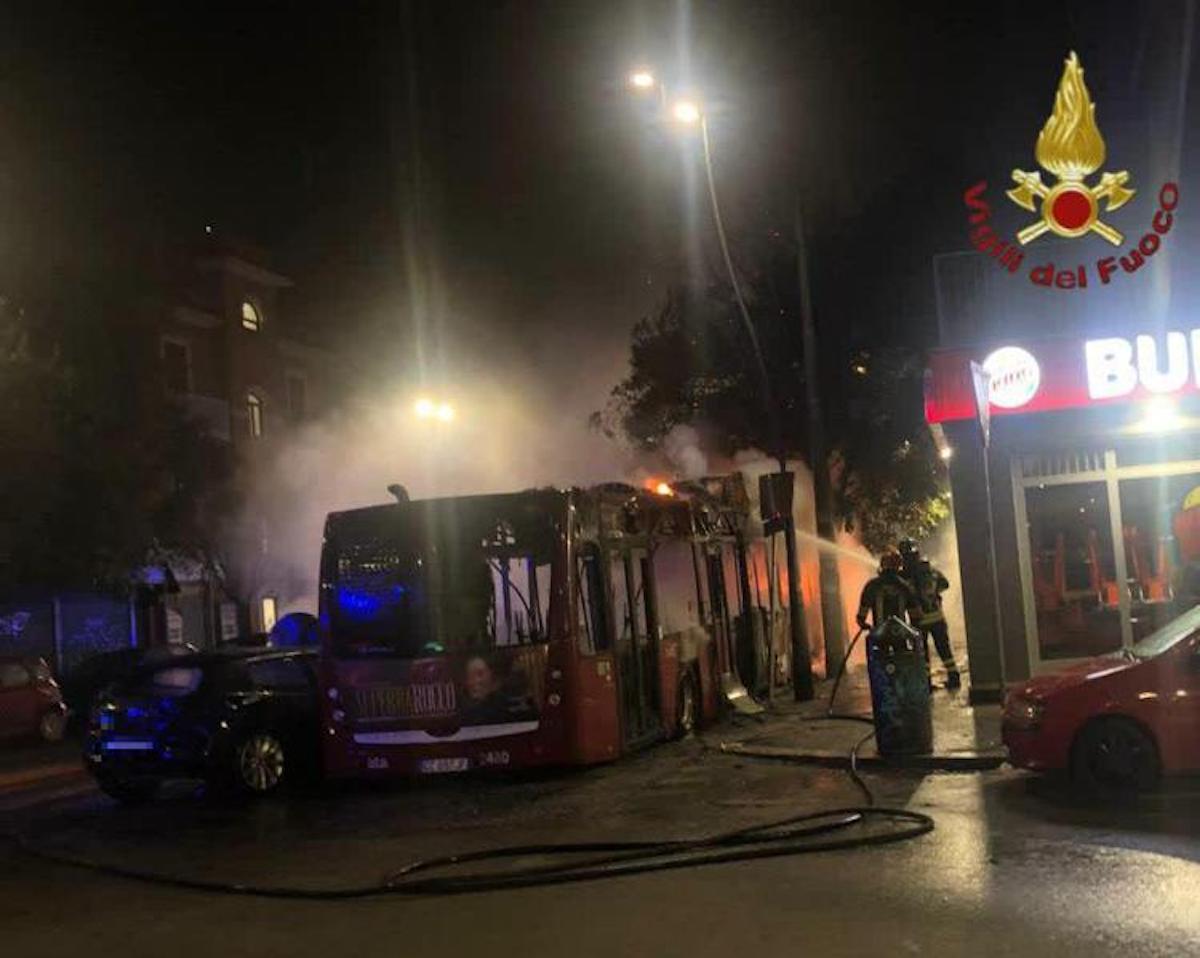 Roma incidente incendio auto bus atac morto 