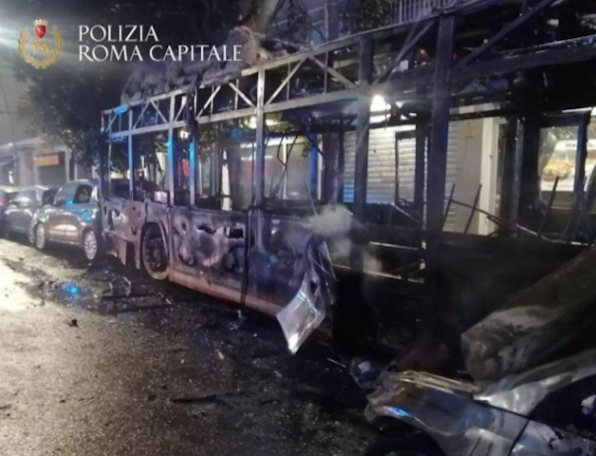 Roma incidente incendio auto bus atac morto 
