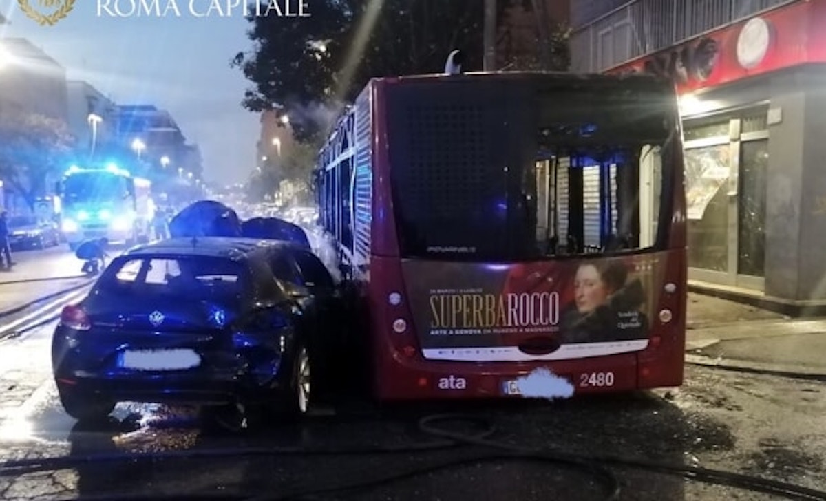 Roma incidente incendio auto bus atac morto 2