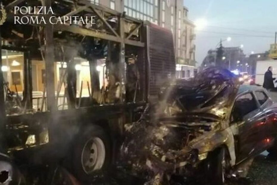 Roma incidente incendio auto bus atac morto