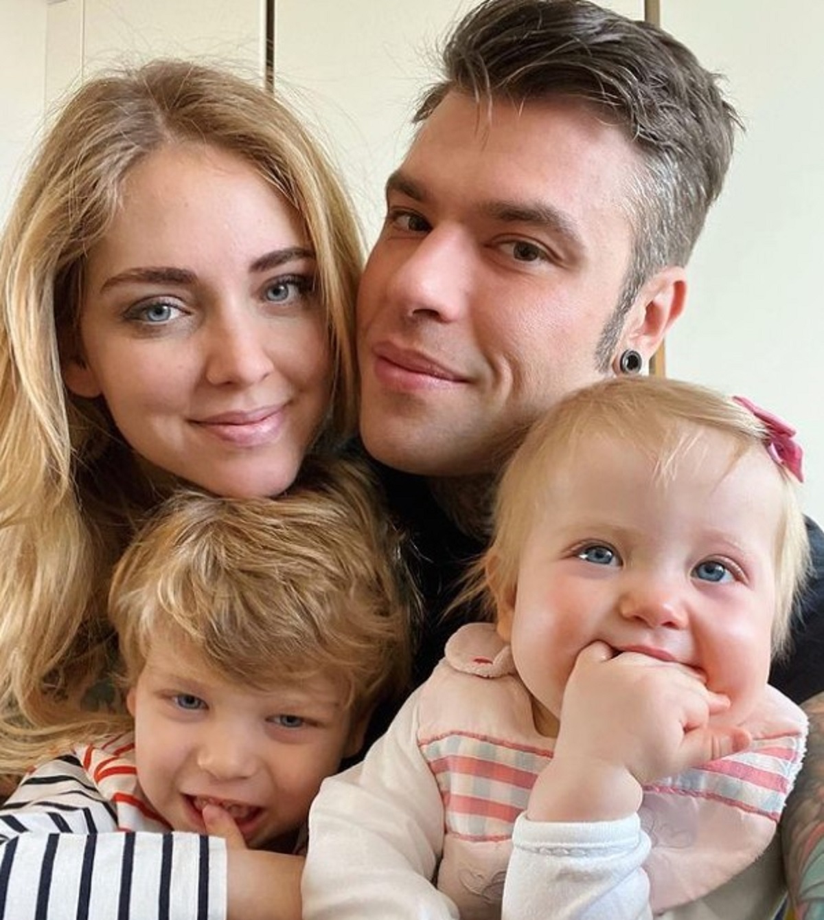 fedez e chiara ferragni con i figli 