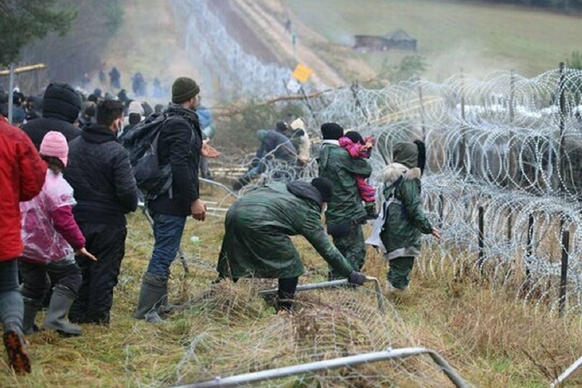 profughi cercano di superare il confine polacco 