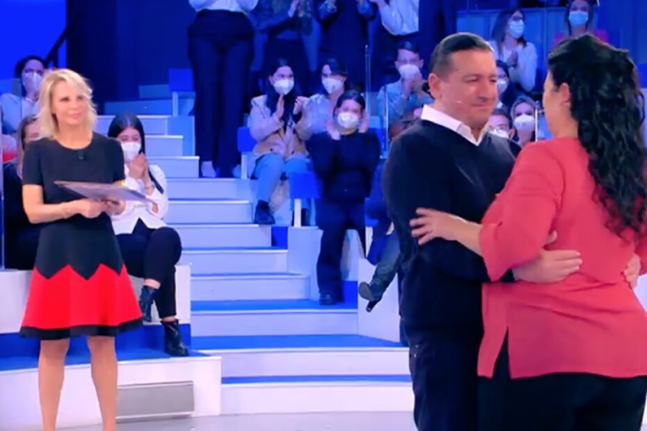 Salvatore perdona maria abbraccio colpo di scena c'è posta per te