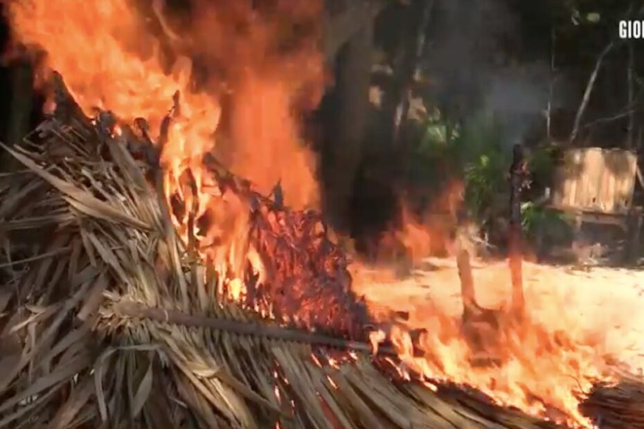 Isola dei Famosi 2022 incendio spiaggia
