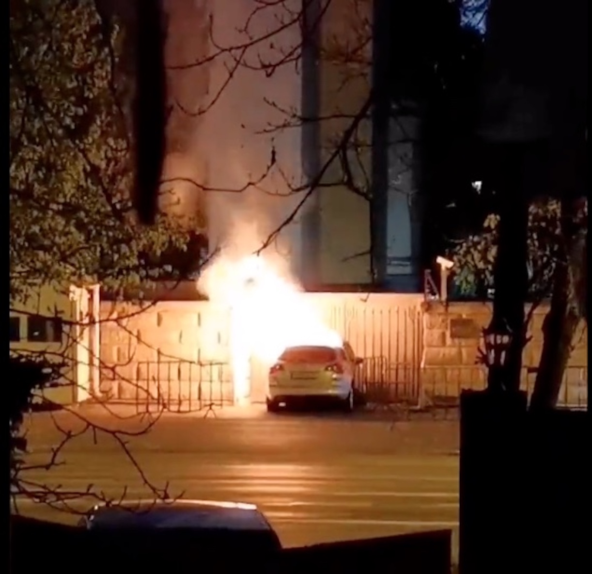 ambasciata russa attentato auto cancello