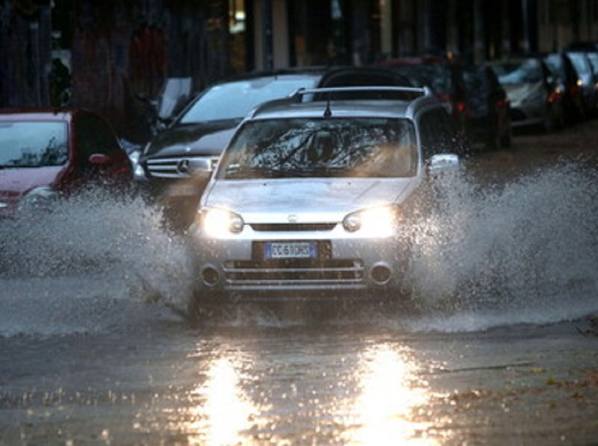 auto sotto la pioggia