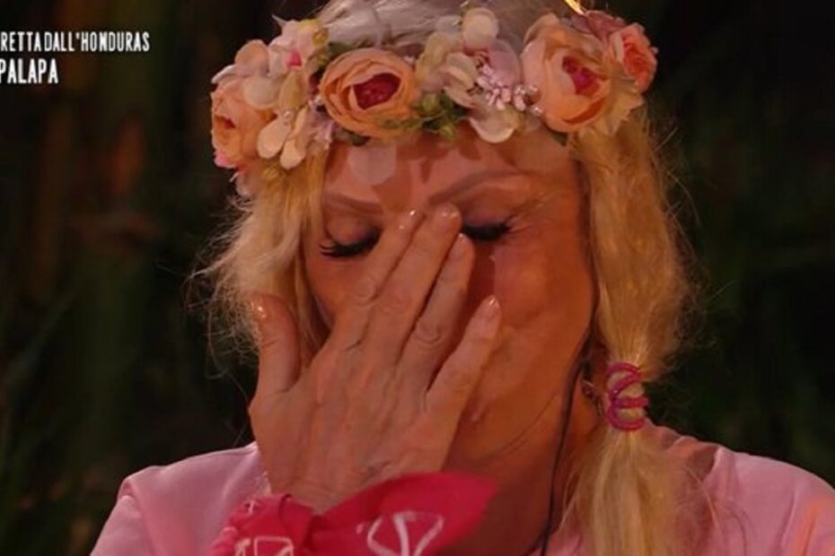ilona staller in lacrime all'Isola dei famosi