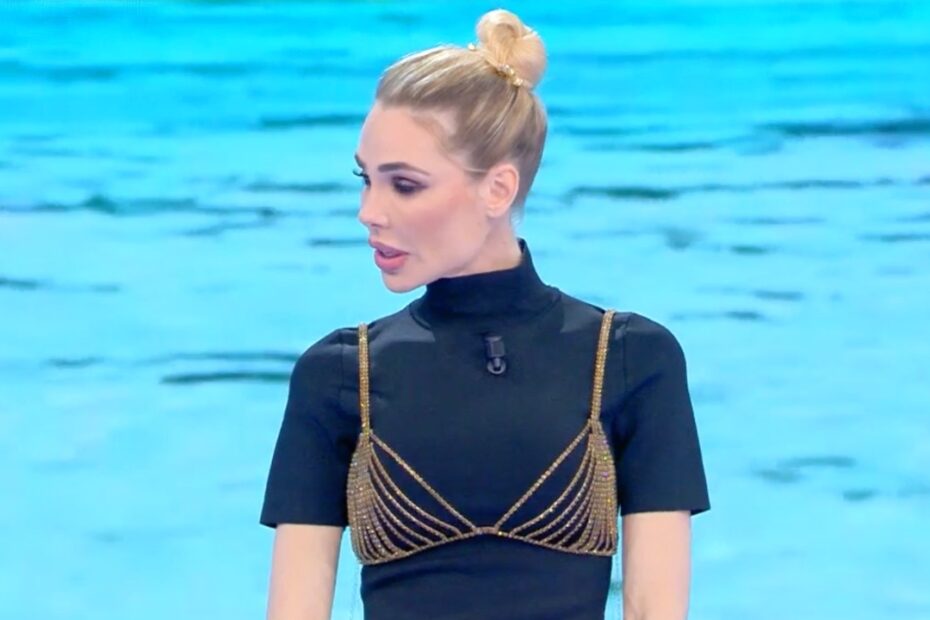 ilary blasi look isola dei famosi 2022 reggiseno marca prezzo