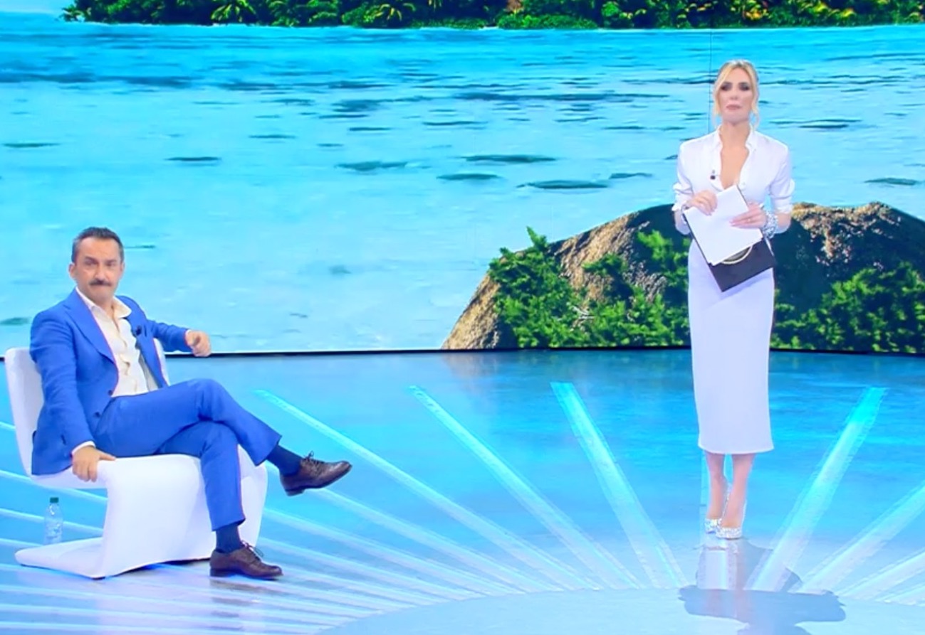 ilary blasi look isola dei famosi 2022 scarpe marca prezzo