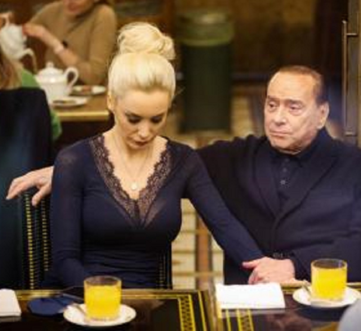Silvio Berlusconi treno foto viaggio fede nuziale