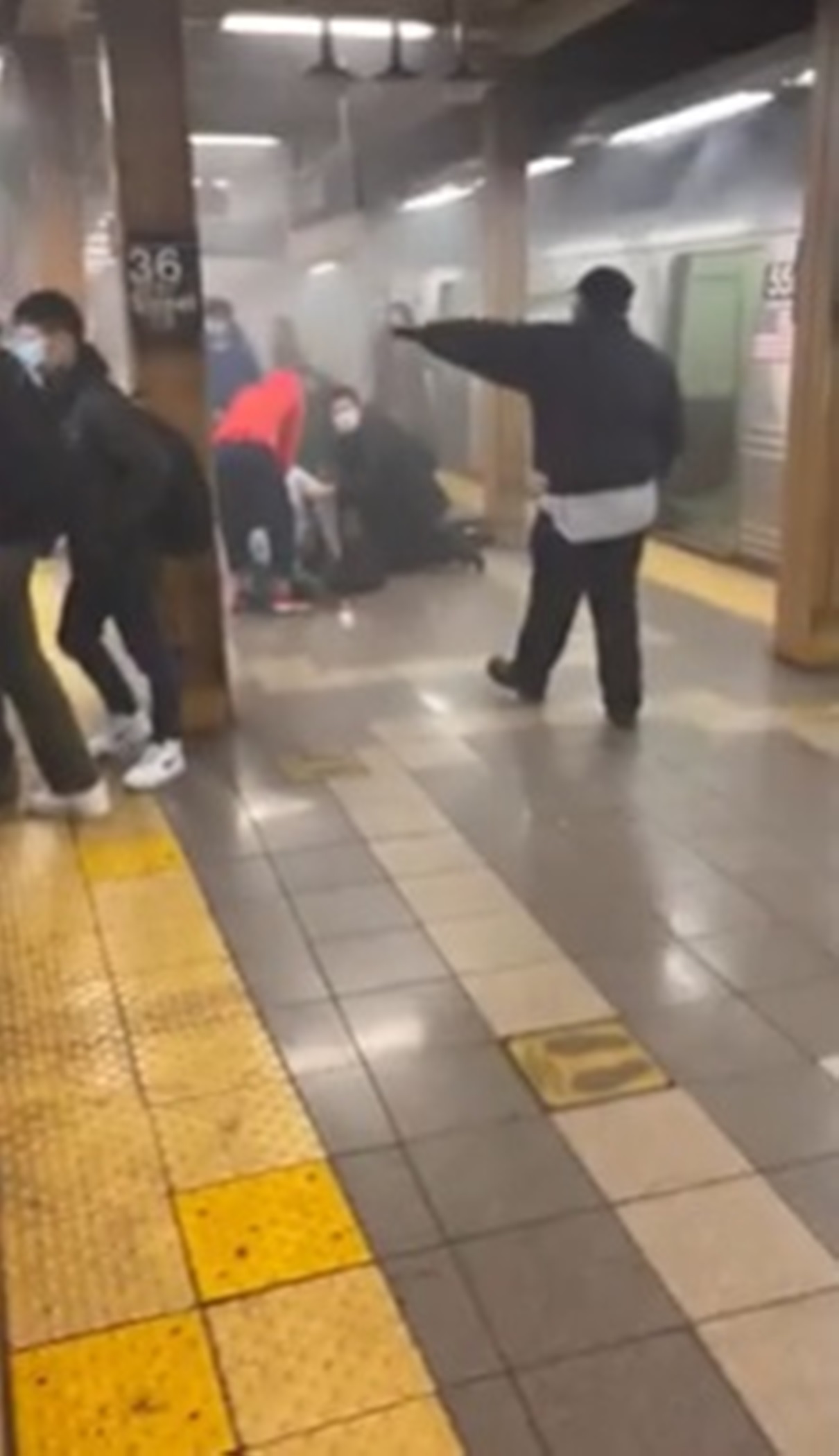new york sparatoria metro feriti 