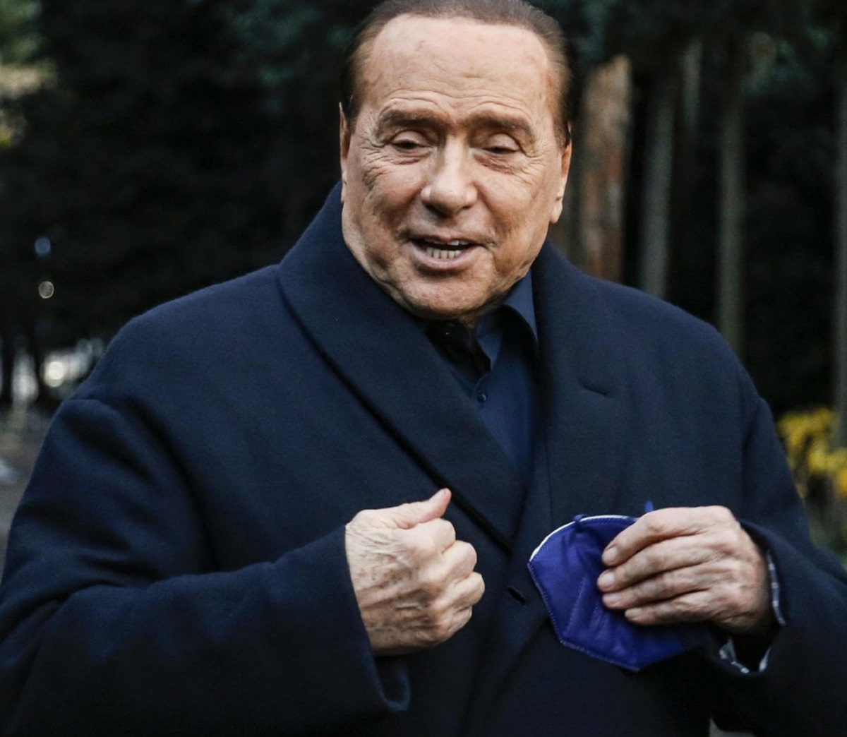 Silvio Berlusconi treno foto viaggio fede nuziale