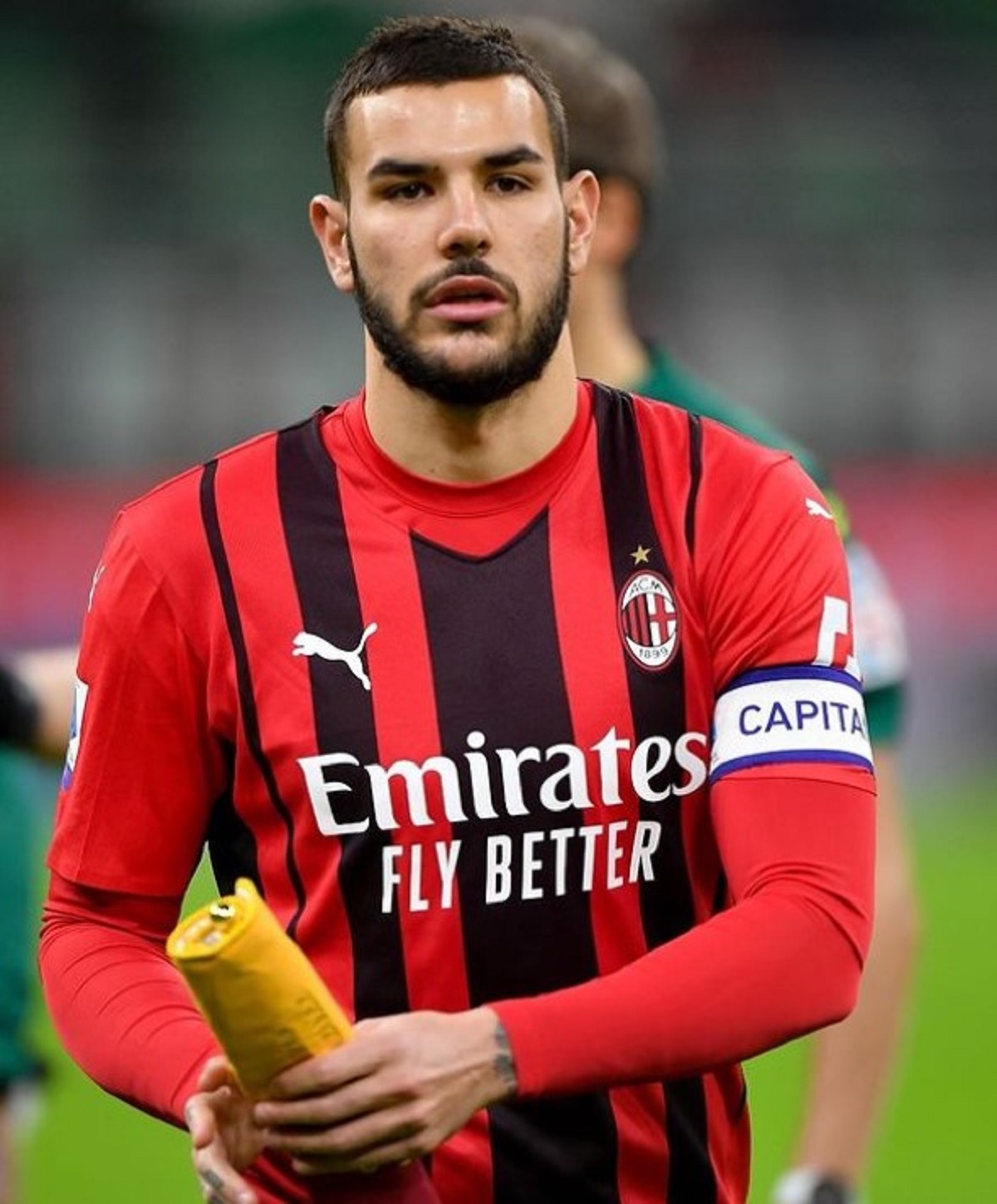 theo hernandez con la maglia del milan 