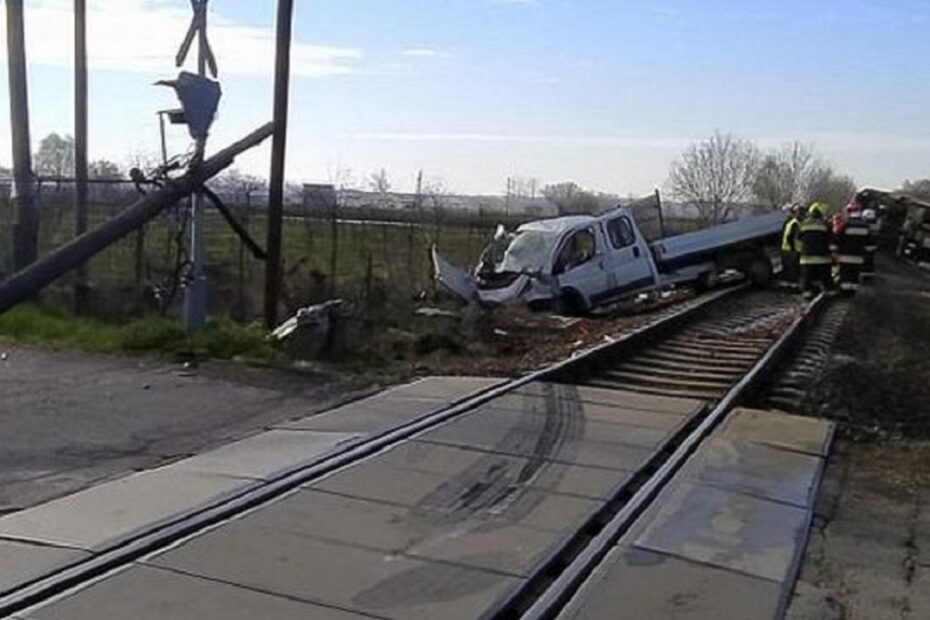 incidente ferroviario treno deraglia ungheria