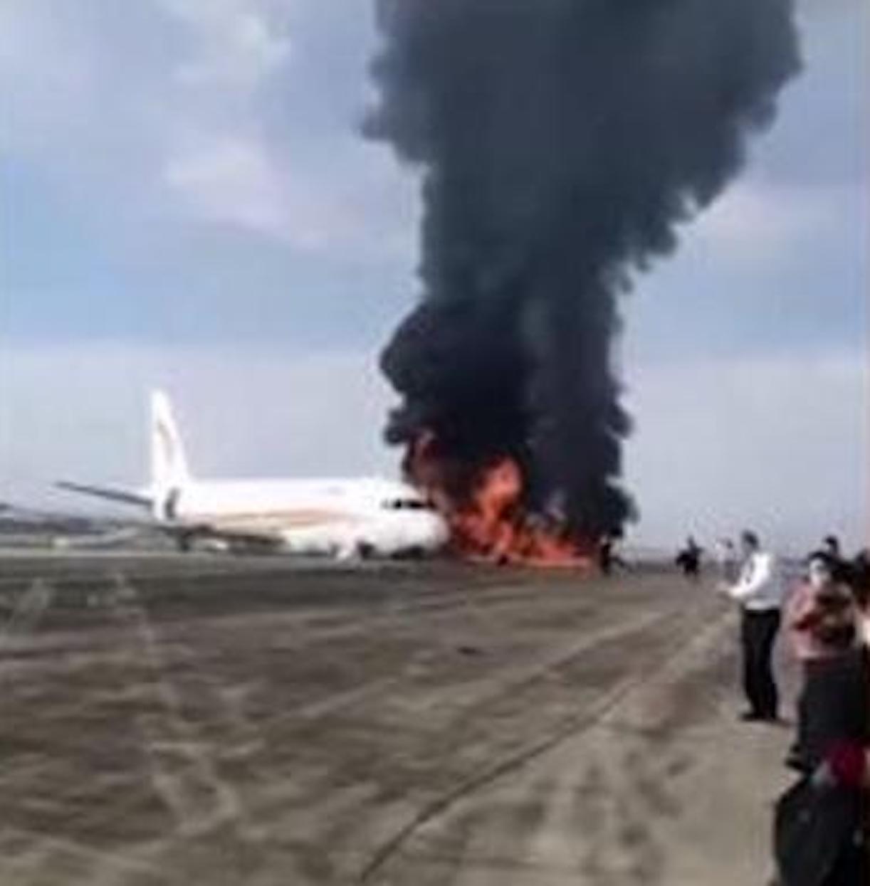 Aereo in fiamme cina video