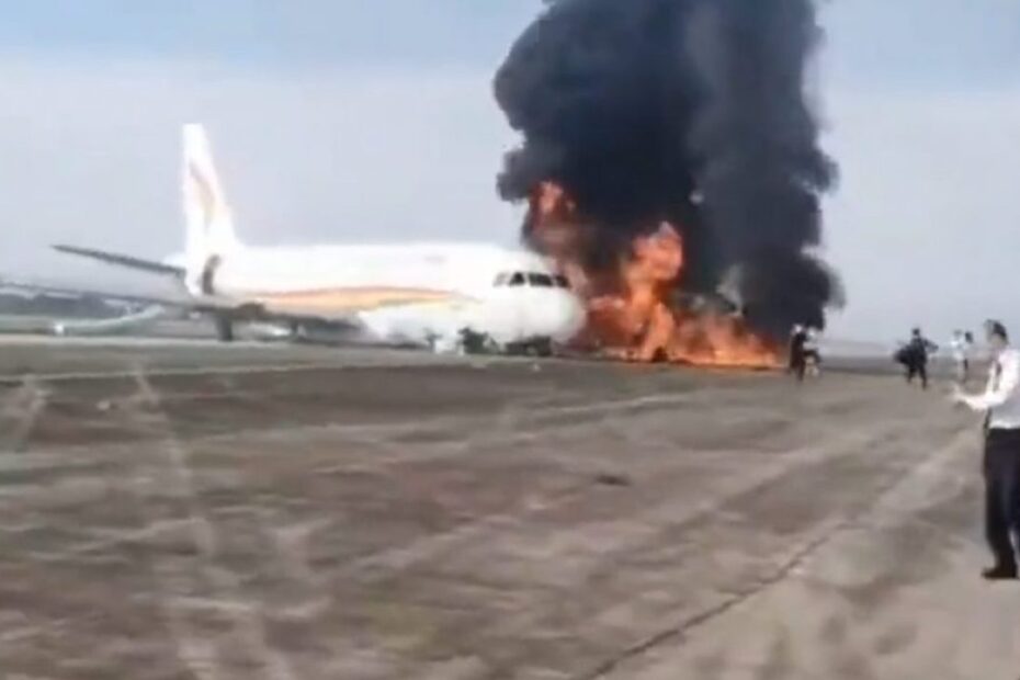 Aereo in fiamme cina video