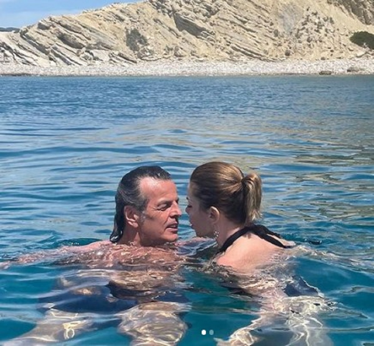 Alba Parietti Fabio Adami foto bacio ufficiale 