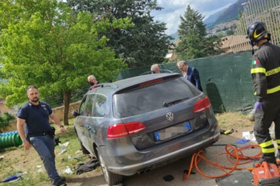 auto finisce nel giardino di un asilo a L'Aquila