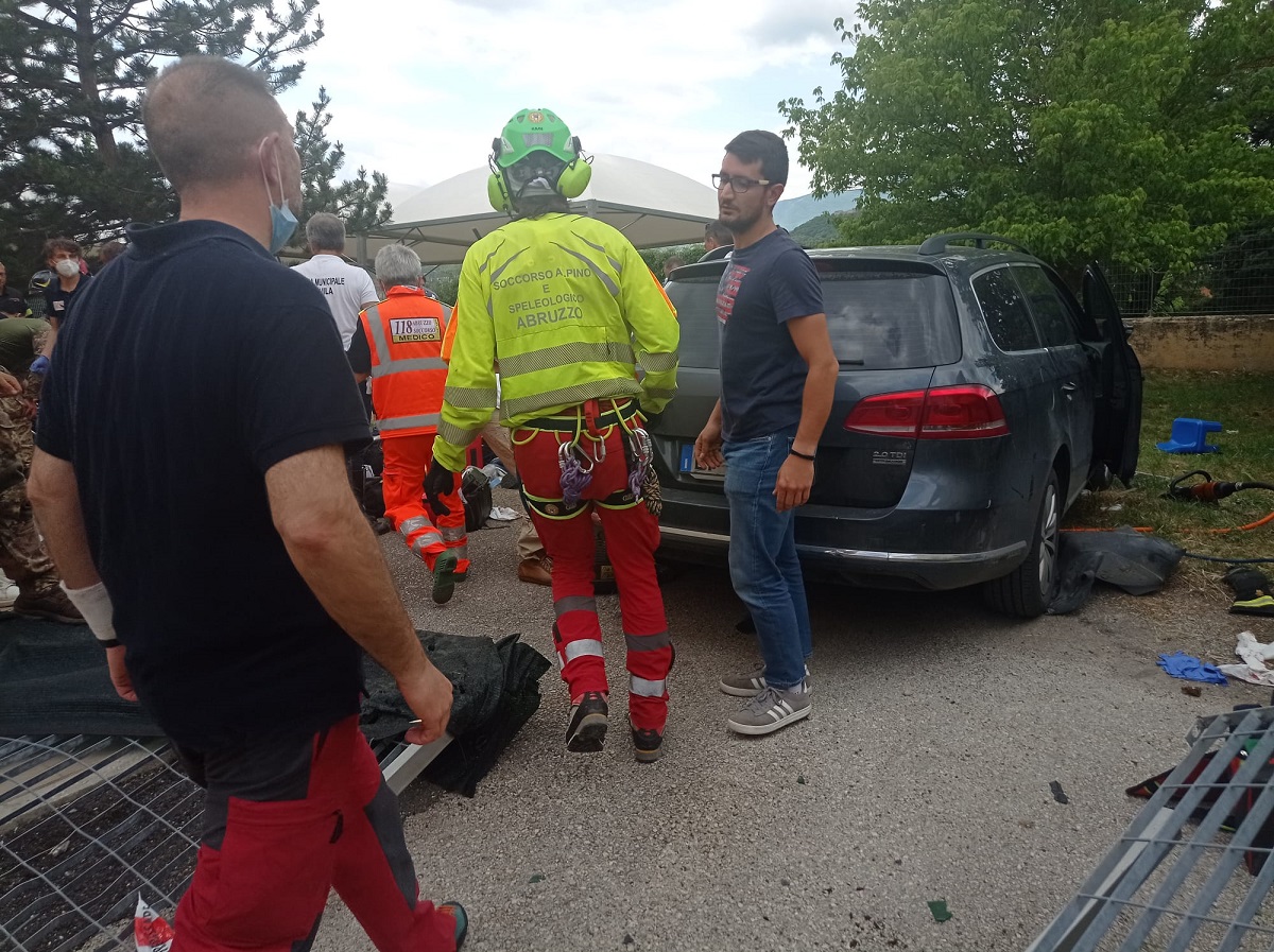 Auto finisce nel giardino di un asilo a L'Aquila: