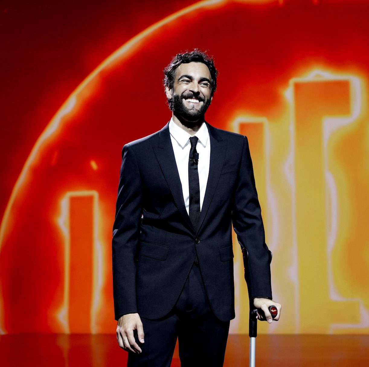 Marco Mengoni a Le Iene stampelle