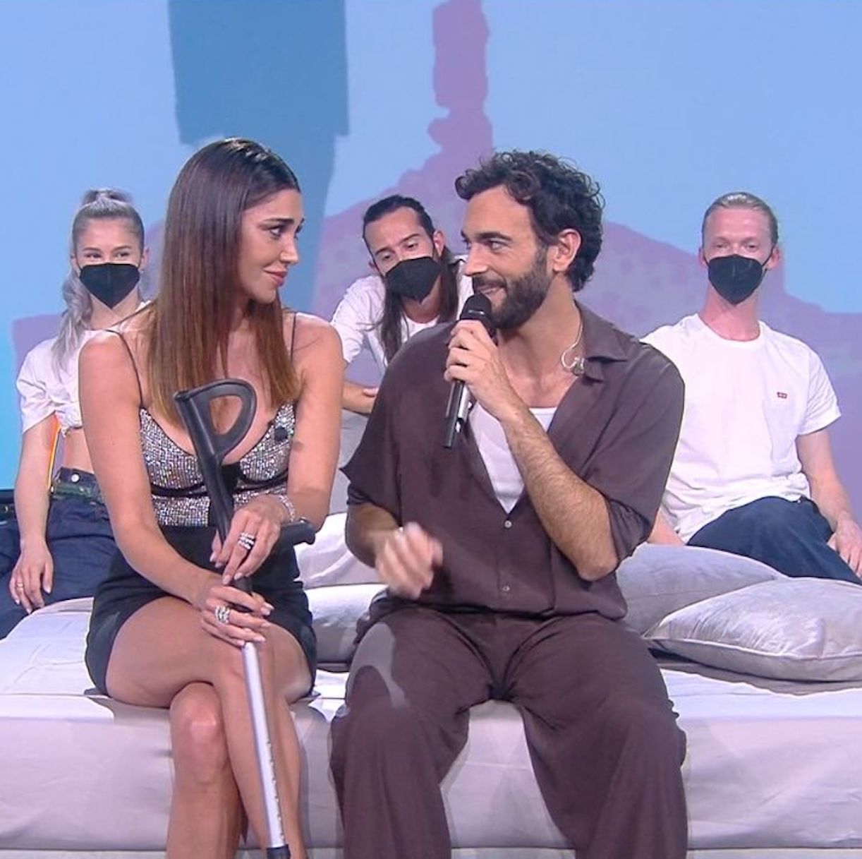 Marco Mengoni a Le Iene stampelle