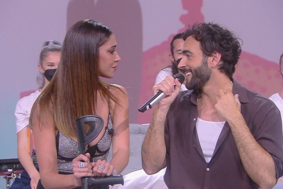 Marco Mengoni a Le Iene stampelle