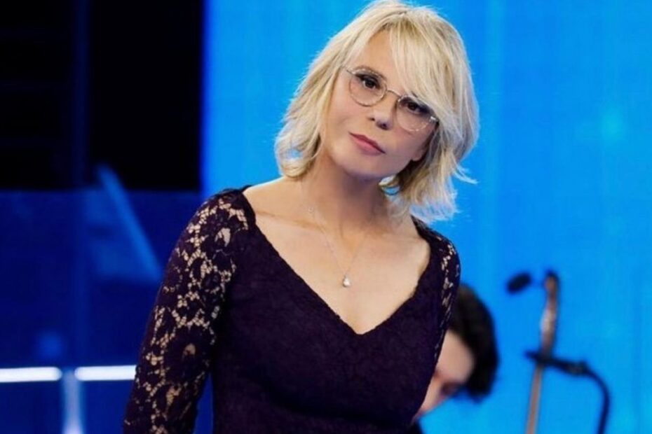 Maria De Filippi abito viola quanto costa