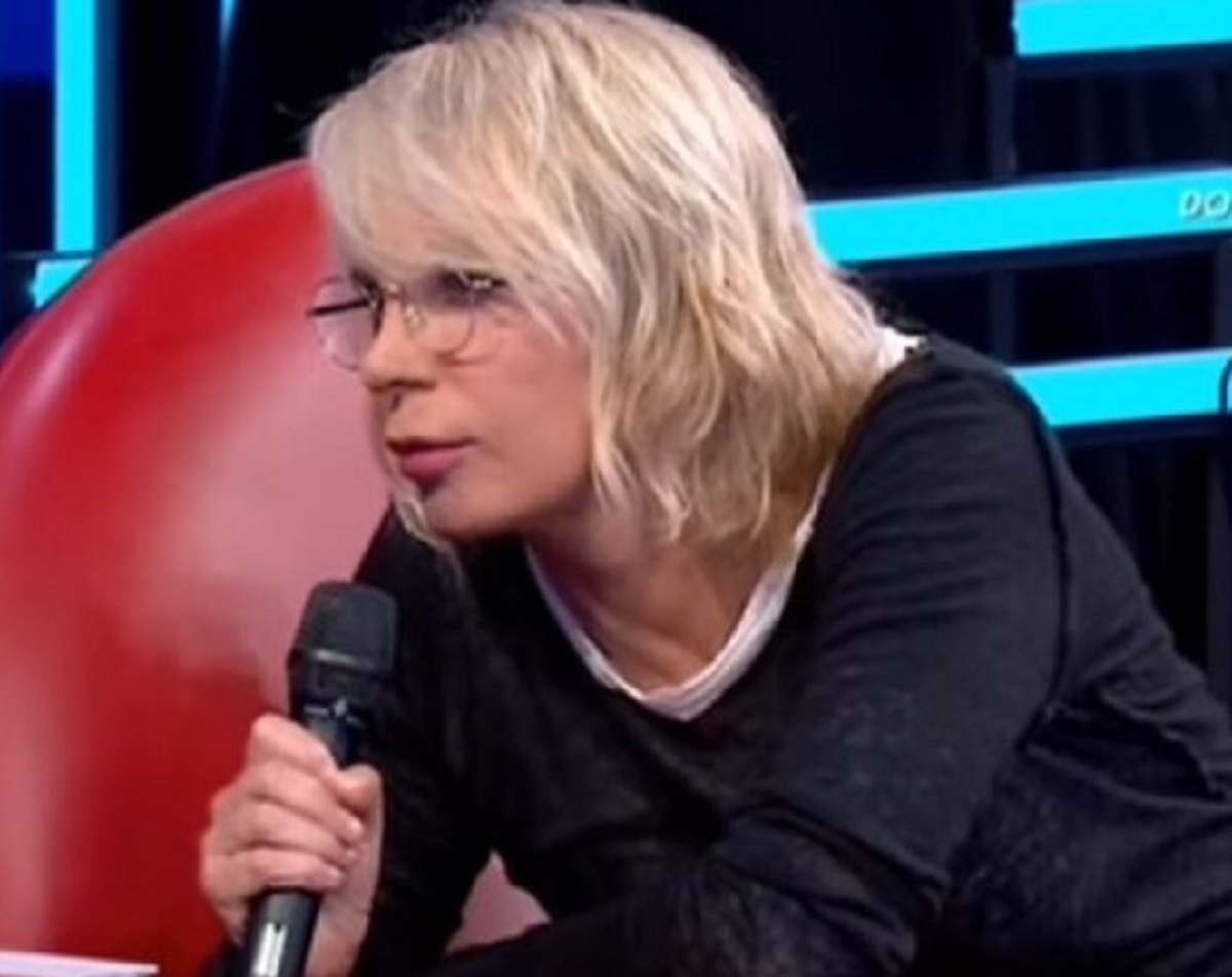 Maria De Filippi gaffe Amici semifinale imbarazzo