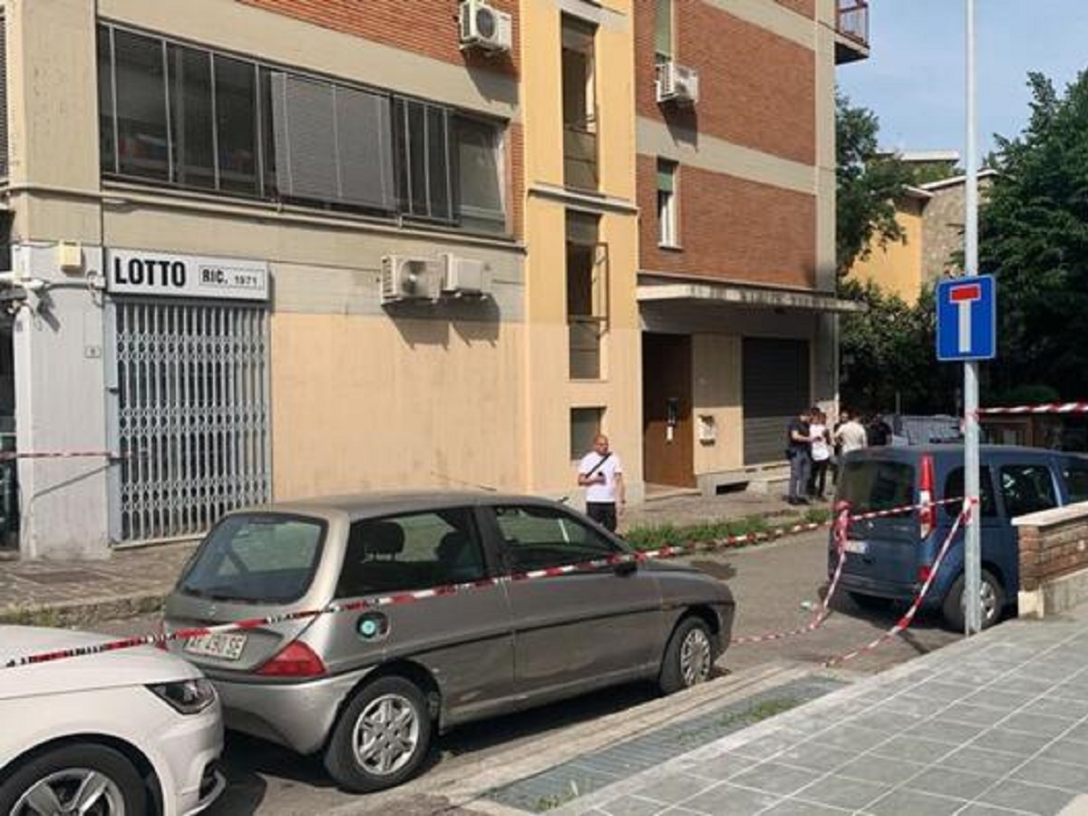 Modena bimba di 4 anni cade dal balcone muore 