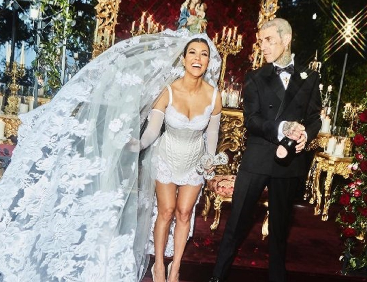 Kourtney Kardashian e Travis Barker nozze foto lusso