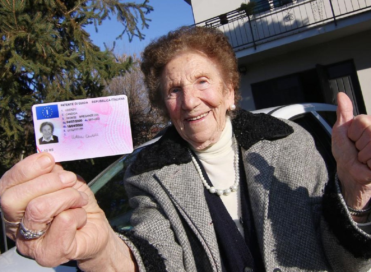 Nonna Candida Uderzo 100 anni rinnovo patente