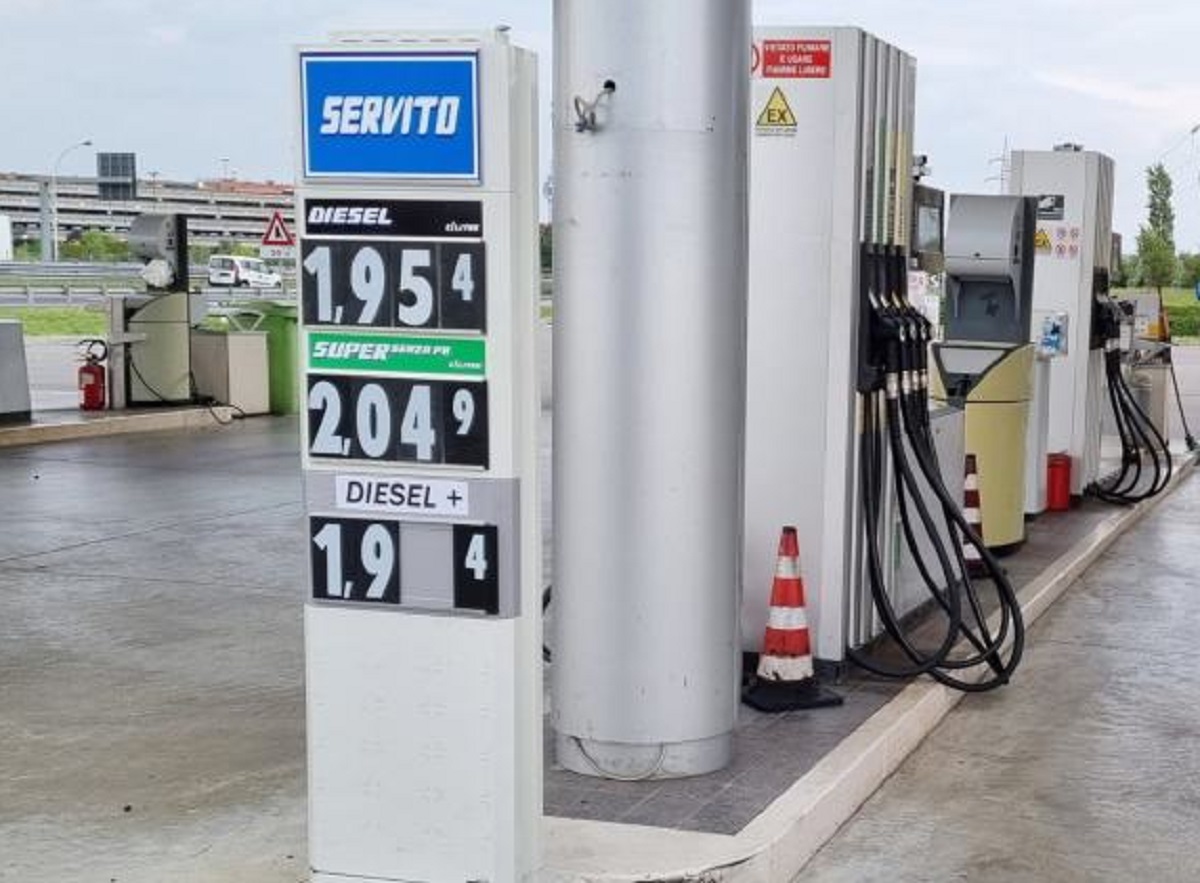 Benzina brutta scoperta aumento prezzo 2 euro