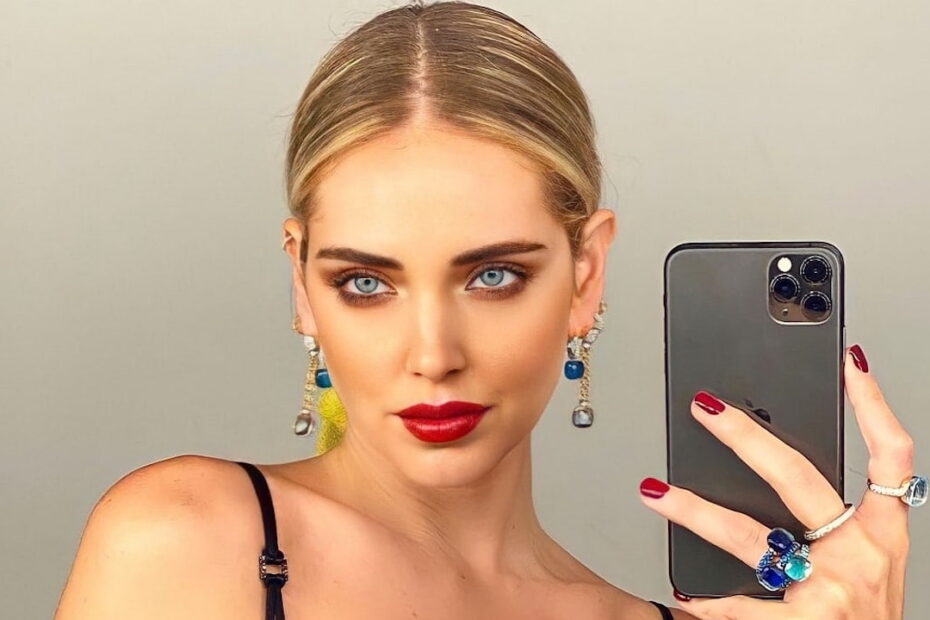 chiara ferragni mostra lato b
