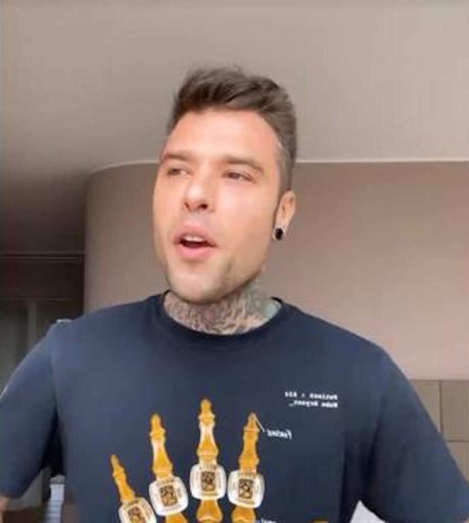 fedez furioso con chi l’ha definito narcisista