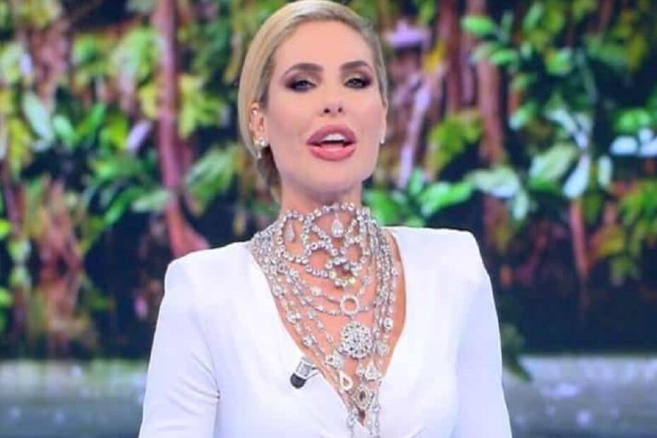 ilary blasi criticata look isola