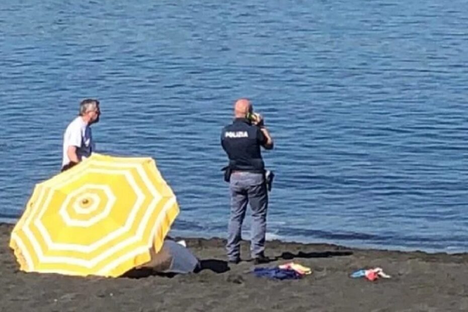 uomo morto in spiaggia