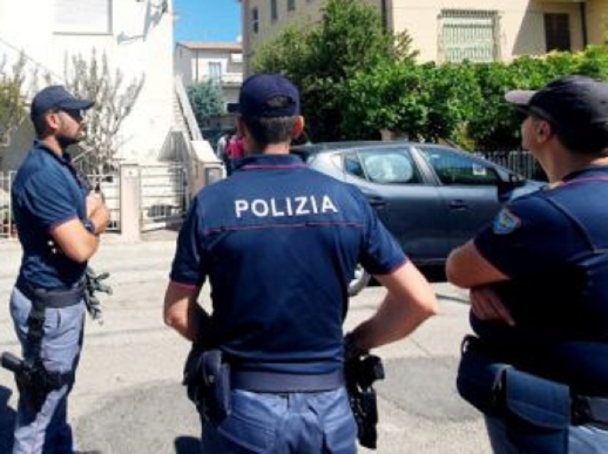 Femminicidio in casa a Rimini donna uccisa 33 anni