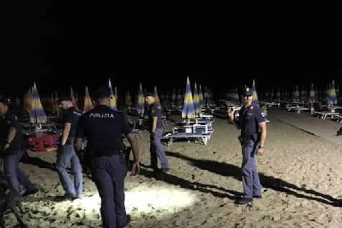 Rissa spiaggia Rimini tre uomini arrestati morso dito