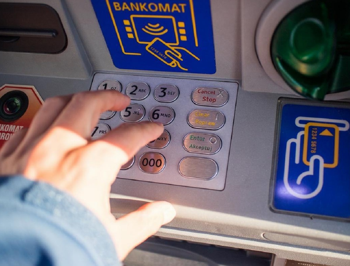 Tecnica dello sputo come funziona ladri bancomat